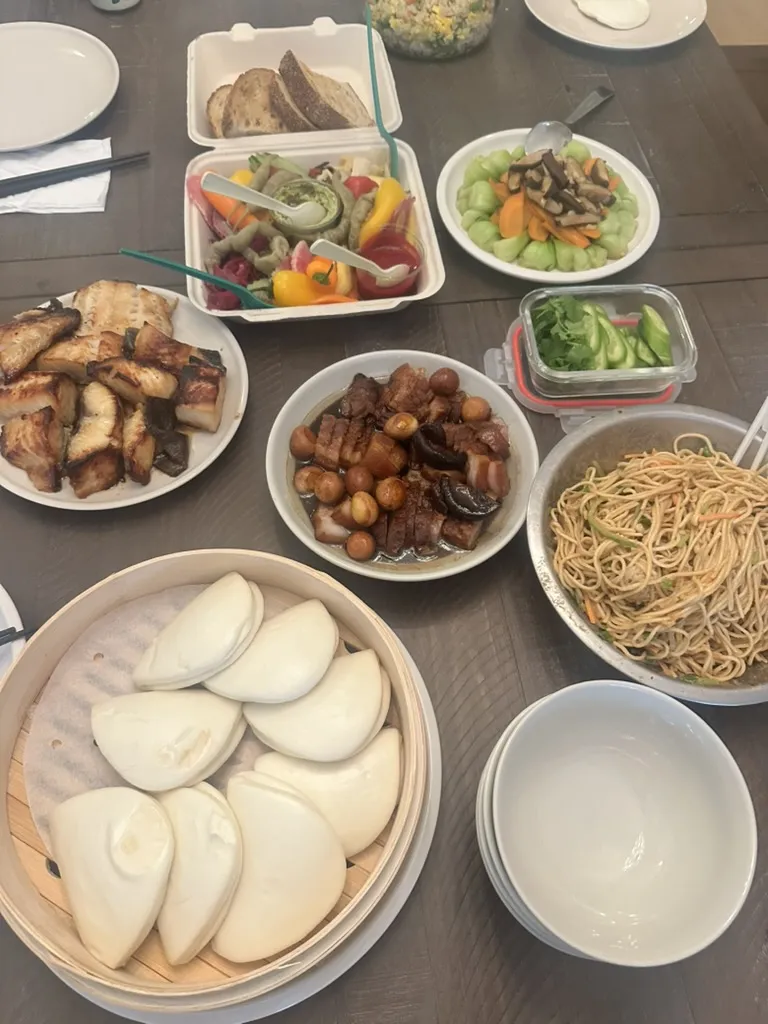 Full spread of Hóng Shāo Ròu steam buns on the table